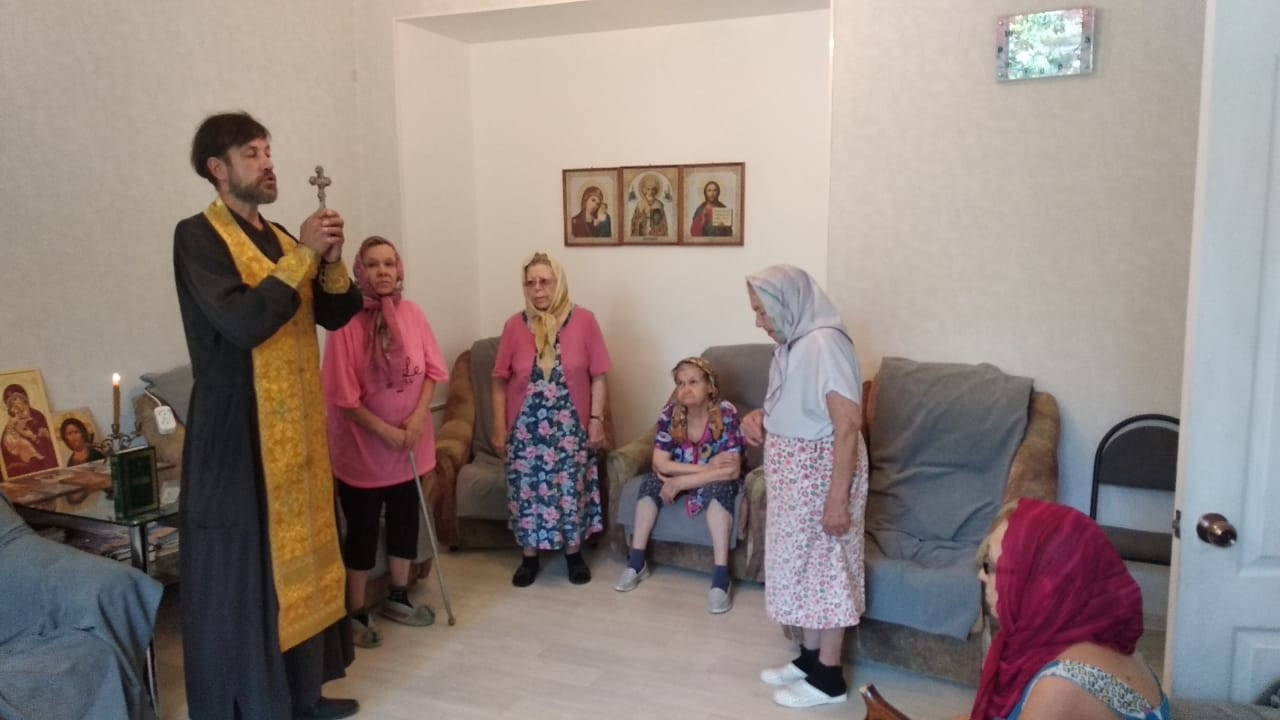Отец Сергий Родников совершил молебен о здравии в социально-реабилитационном центре