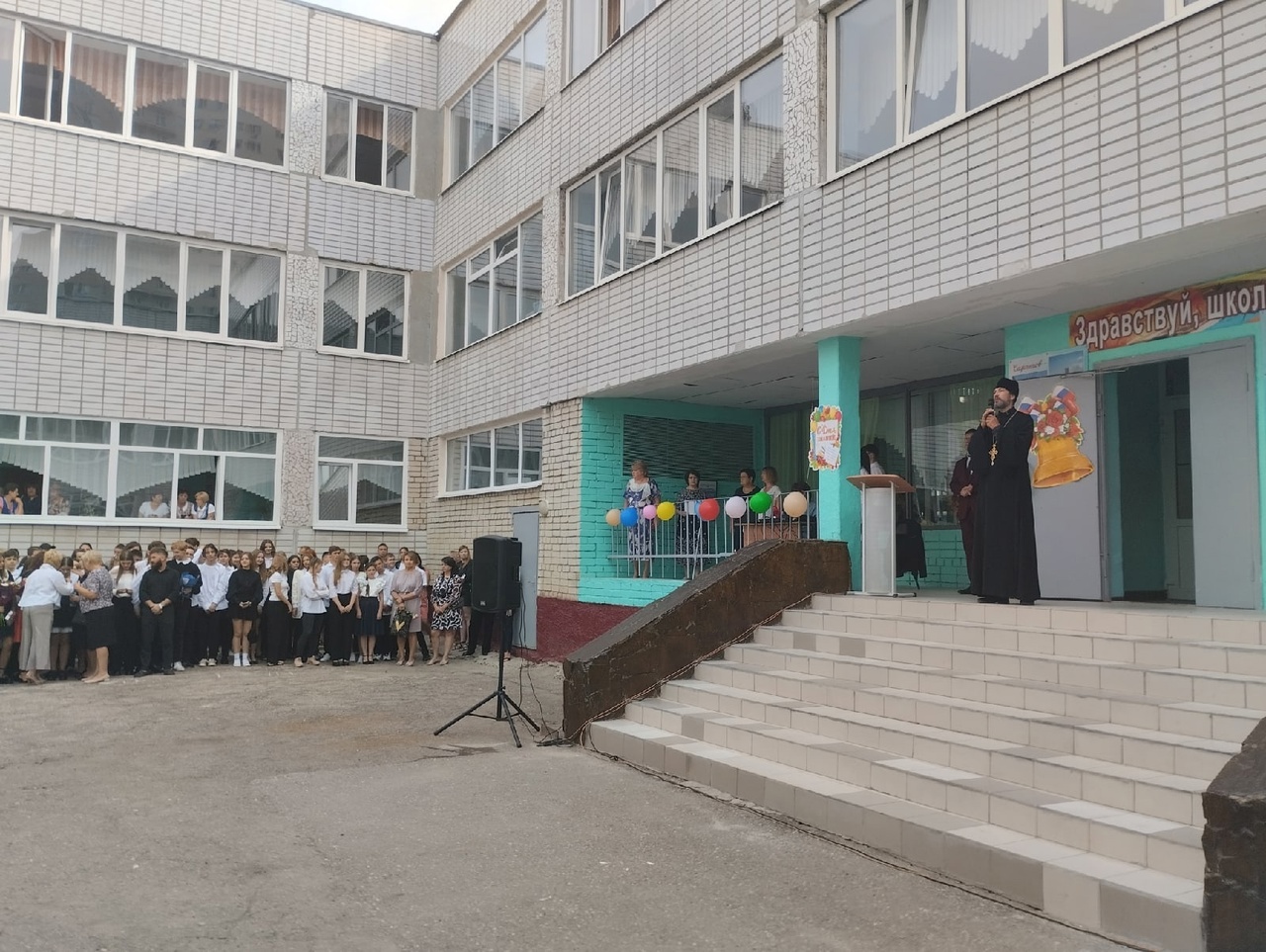 Протоиерей Сергий Родников благословил школьников на начало учебного года