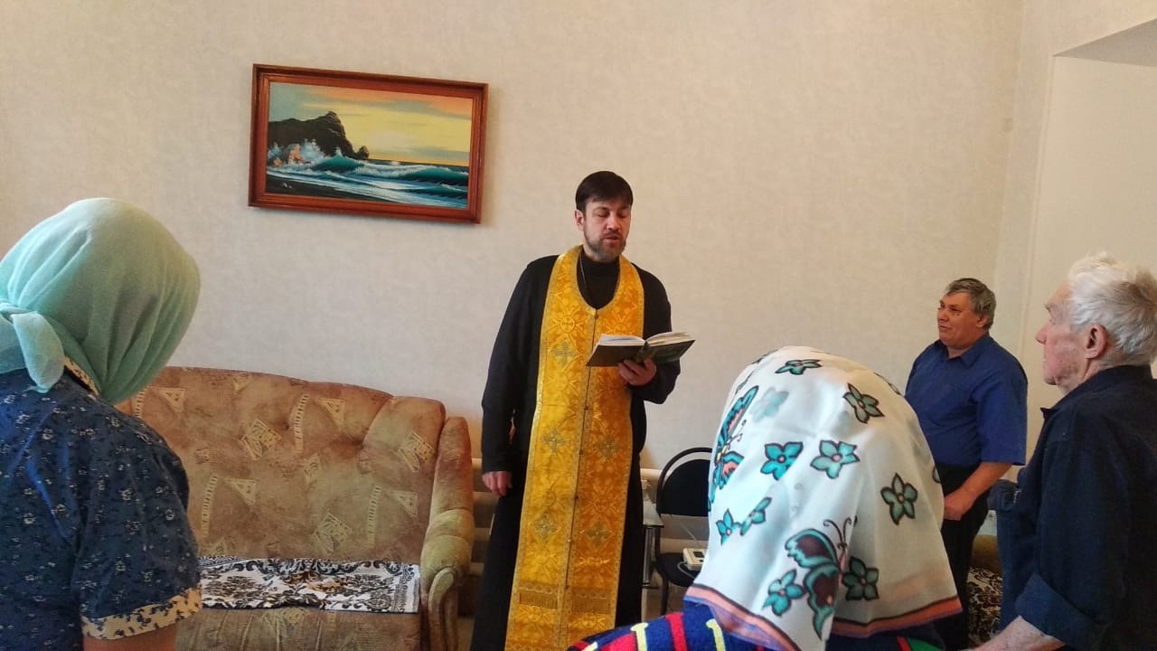Священник Сергий Родников совершил молебен для подопечных социального центра