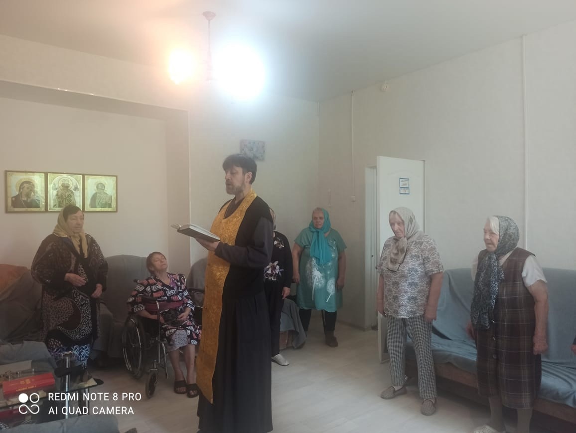 Священник Сергий Родников совершил молебен для подопечных социального центра