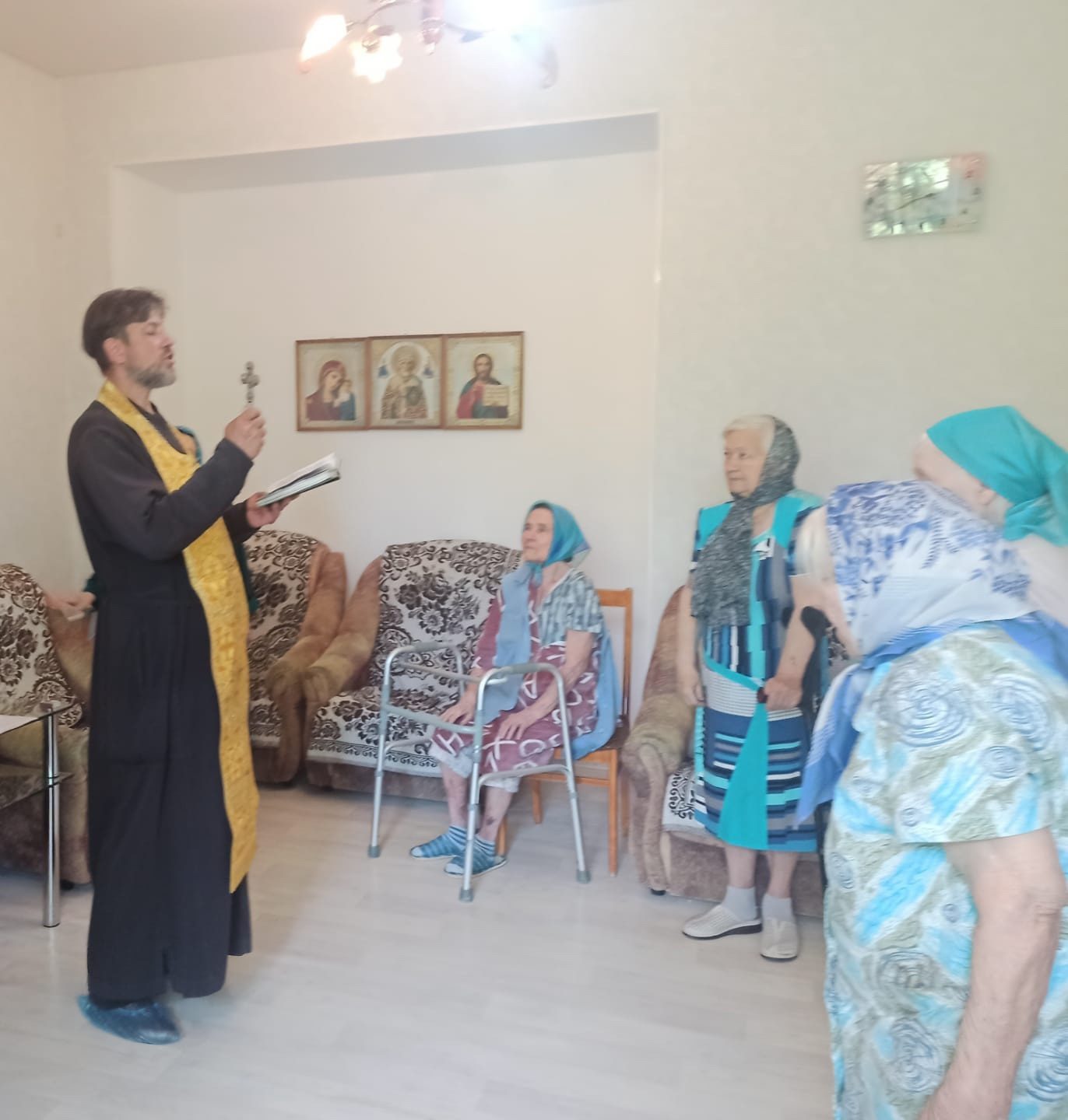 Священник храма окормляет пожилых и недужных саратовцев