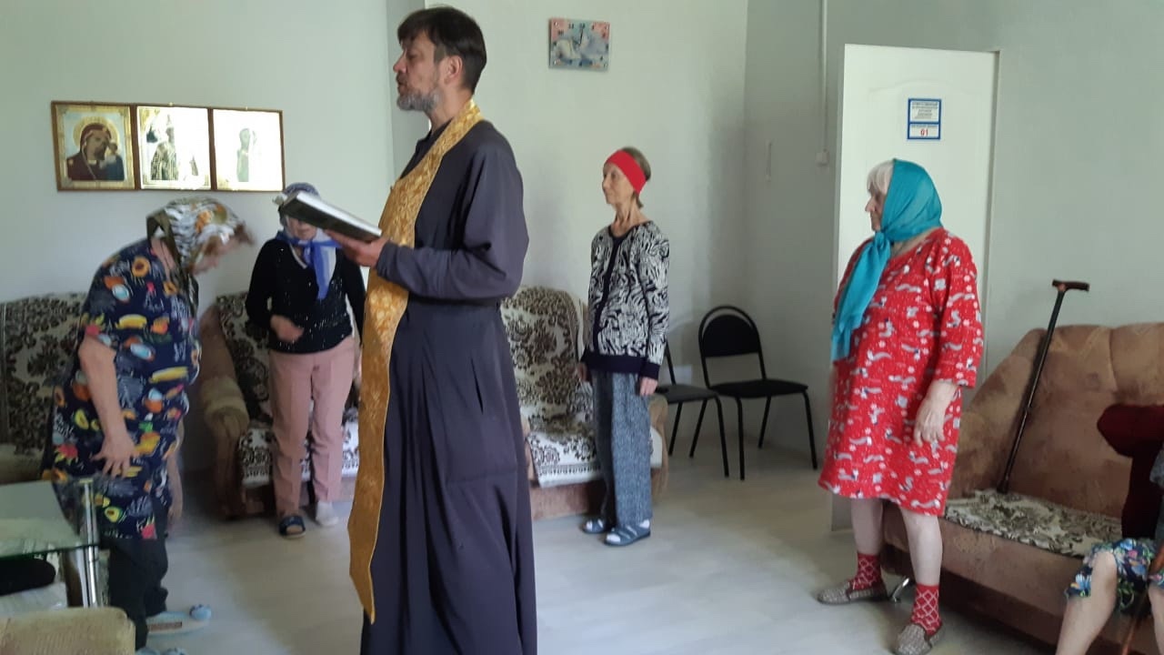 Священник храма окормляет пожилых и недужных саратовцев