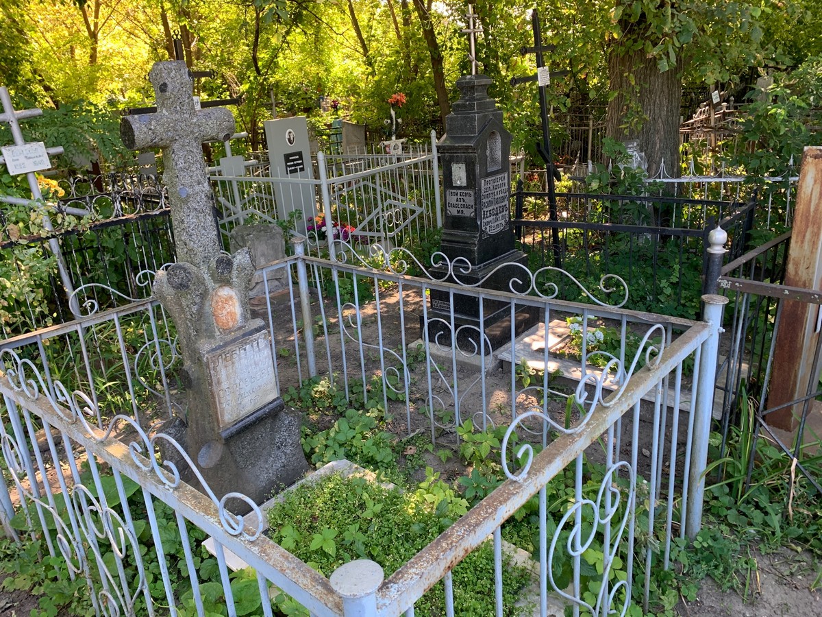 Проведена уборка на могилах священнослужителей на Воскресенском кладбище
