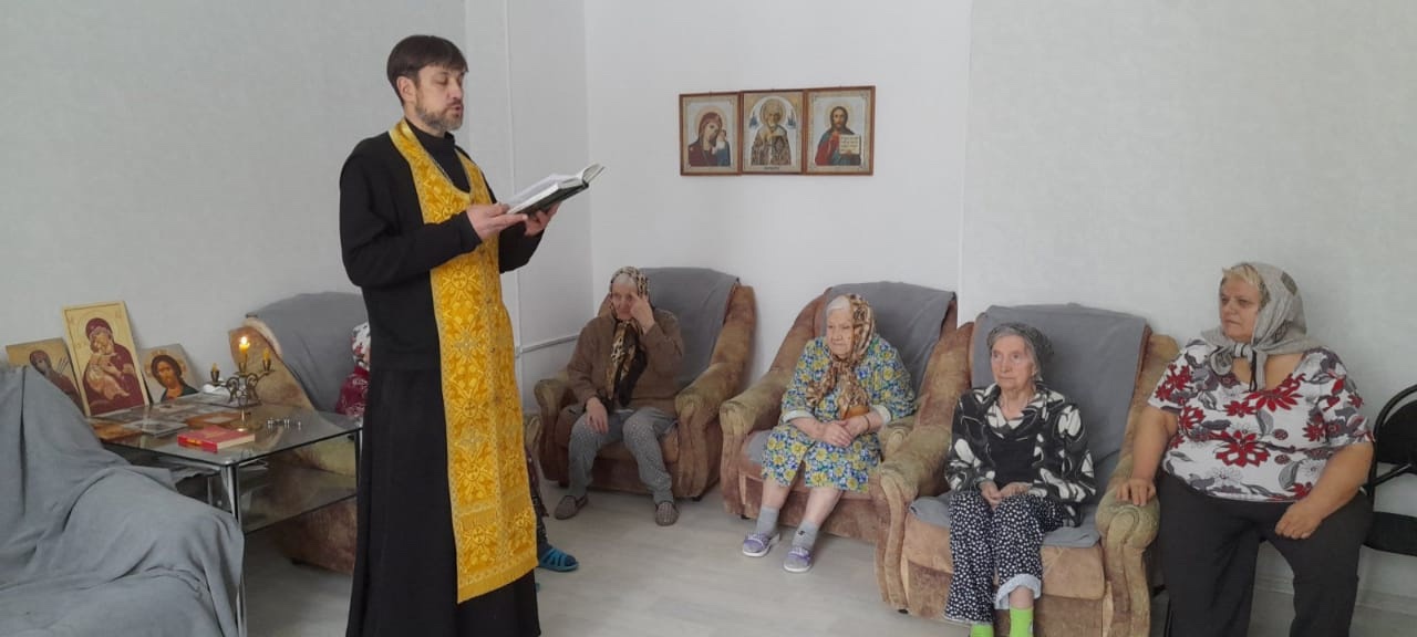 Священник храма совершил молебен в социально-реабилитационном центре