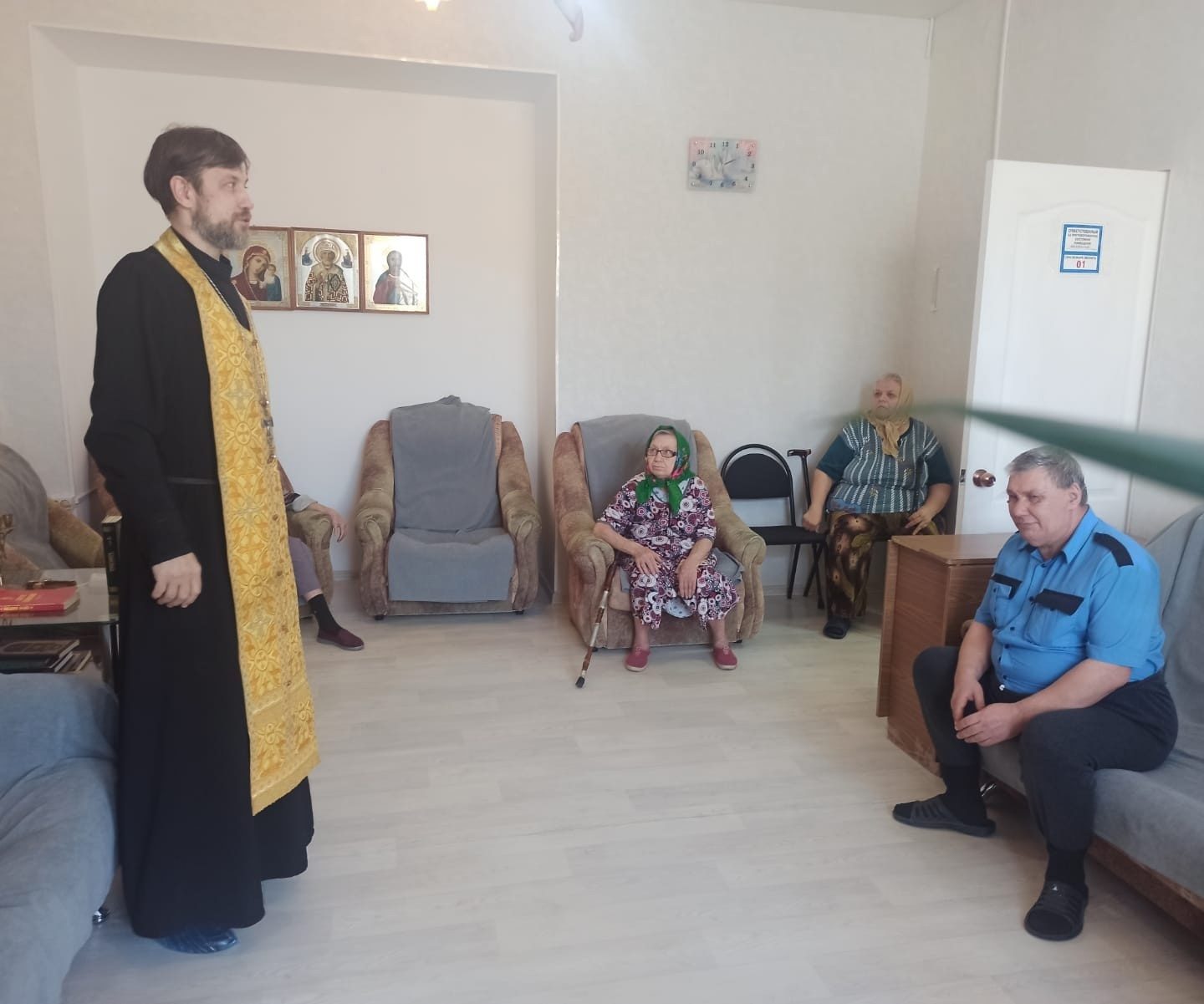Протоиерей Сергий совершил молебен в социально-реабилитационном центре