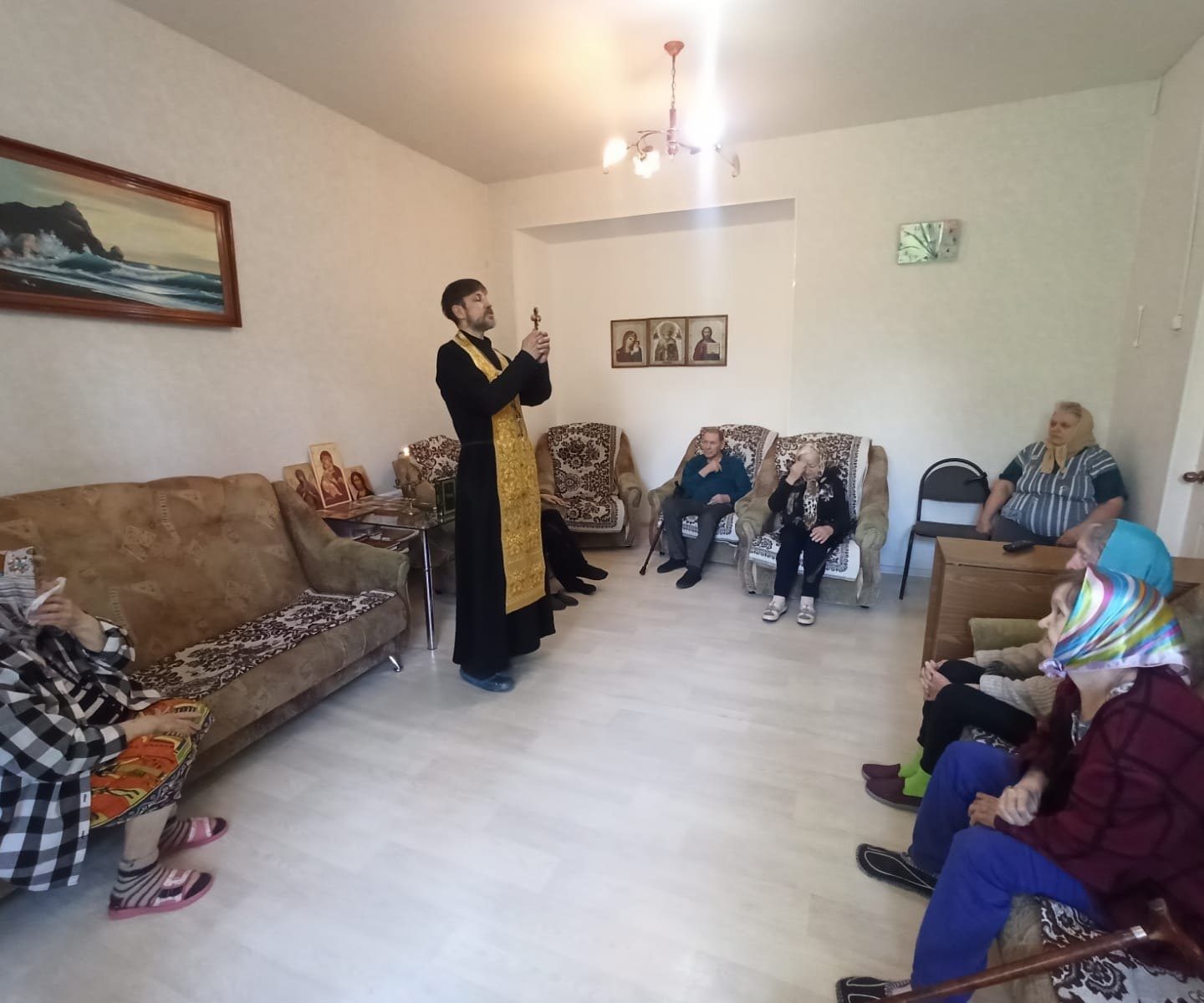 Отец Сергий совершил молебен в социально-реабилитационном центре