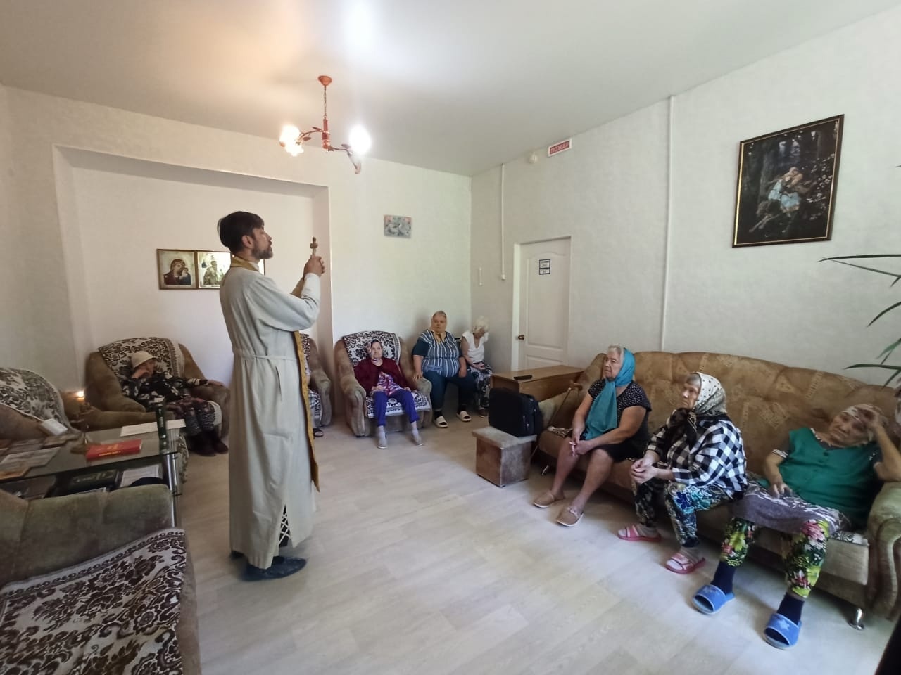 Отец Сергий совершил молебен для подопечных социально-реабилитационного центра