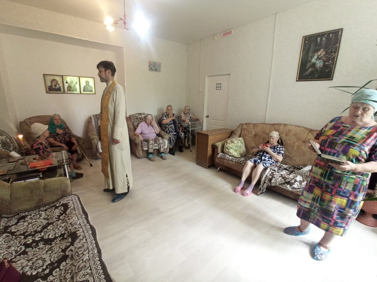 Отец Сергий совершил молебен в социально-реабилитационном центре
