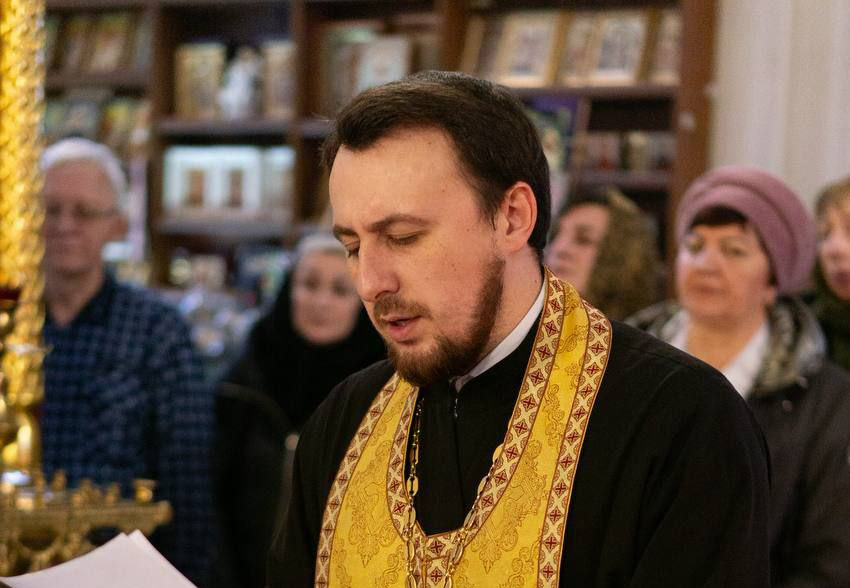 Иерей Дионисий Степанов совершил молебен перед ковчегом с частицей мощей Блаженной Матроны Московской