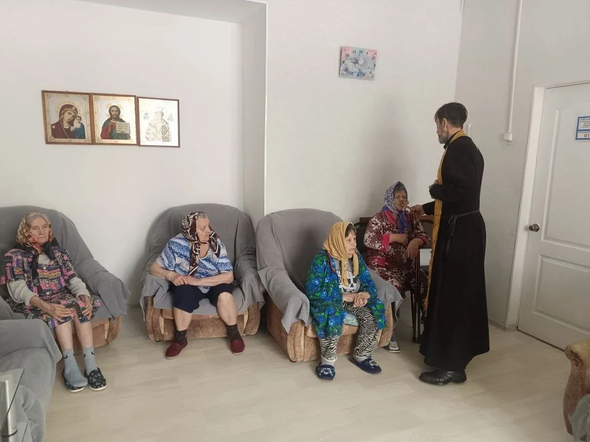 Протоиерей Сергий Родников совершил молебен в социально-реабилитационном центре