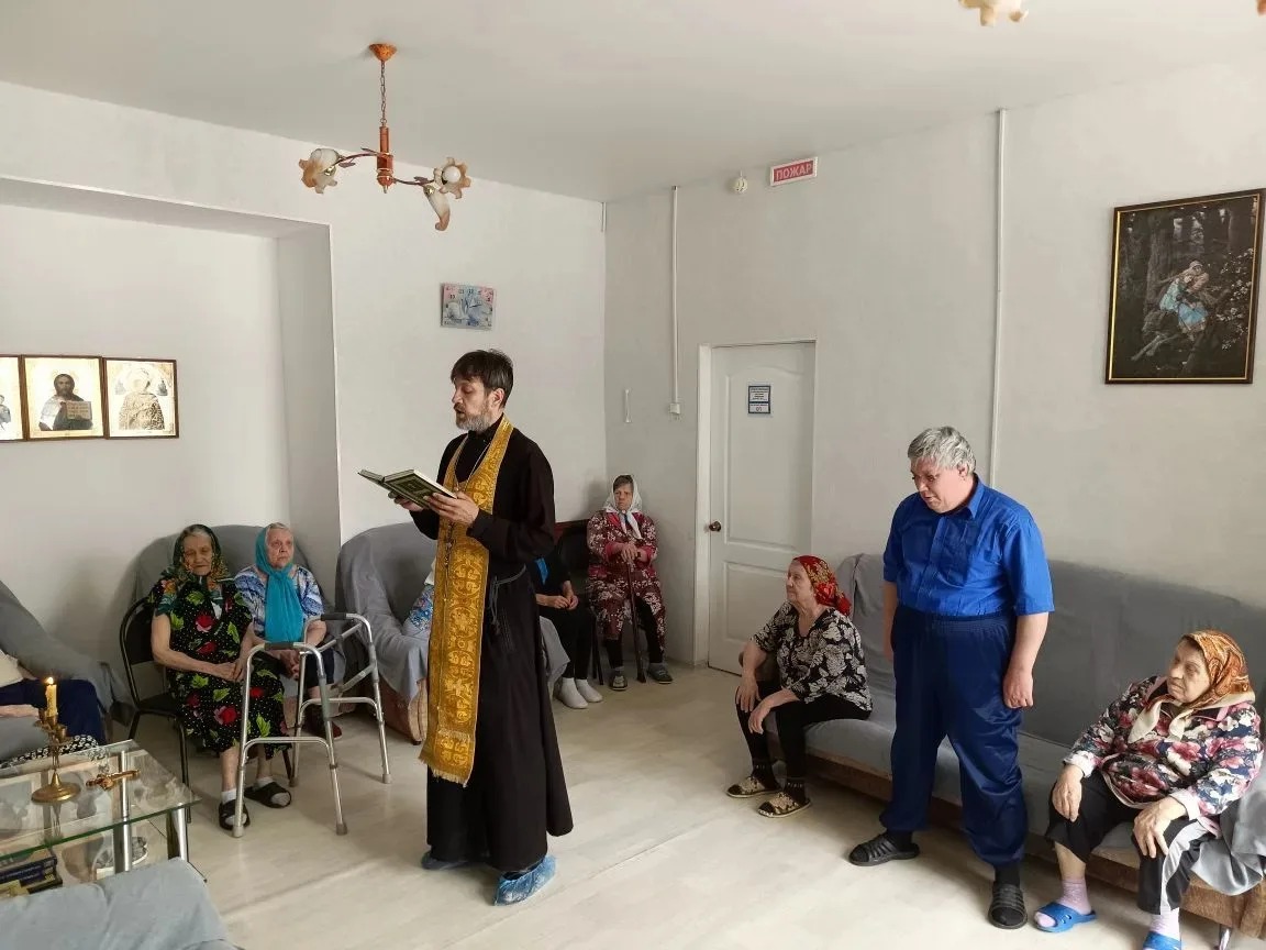 Протоиерей Сергий Родников совершил молебен в социально-реабилитационном центре