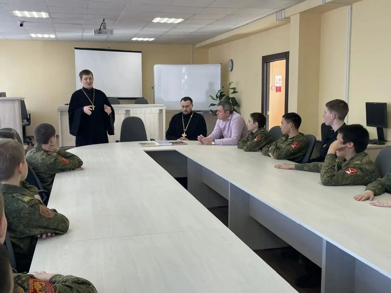 Клирики храма провели беседу с кадетами