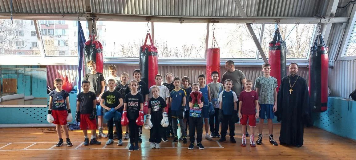 Иерей Кирилл Севастьянов провел беседу с воспитанниками боксерского клуба