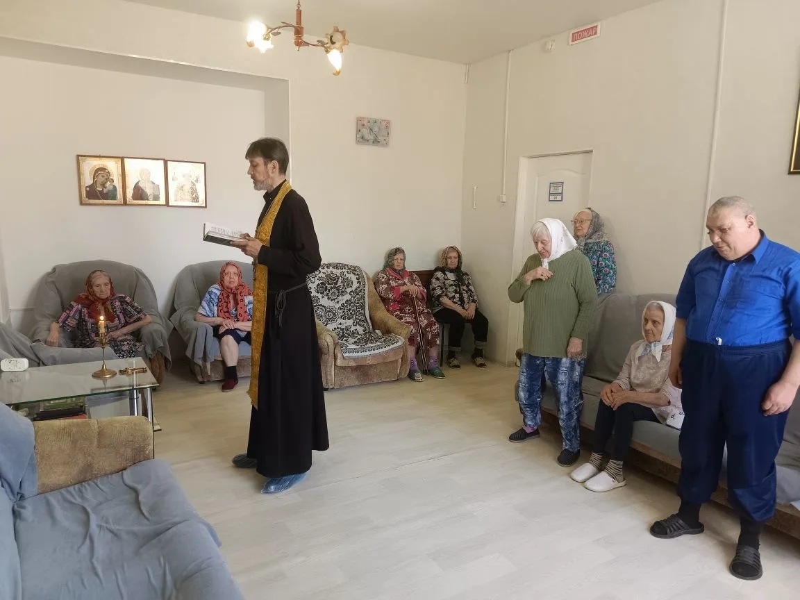 Протоиерей Сергий Родников совершил молебен для подопечных социально-реабилитационного центра