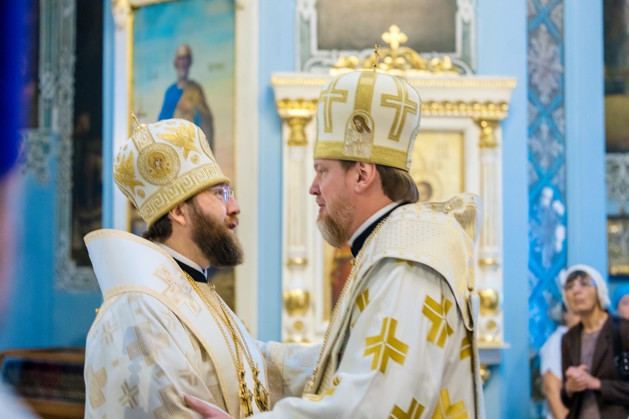 Митрополит Игнатий и митрополит Владимир совершили Божественную литургию в Свято-Духовском соборе г. Саратова